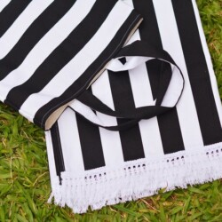 Manta de picnictela Loga con flecos ,incluye bolso de picnic para traslado y para llevar a todo lugar,ideales para disfrutar de la plaza, la playa, el parque, la piscina o el lugar que prefieras.,fáciles de lavar y transportar,para Campañas Publicitarias con o sin Logo,disponible en diez diseños diferentes que puedes elegir escríbenos contacto@vxmventaspormayor.cl manta de picnic