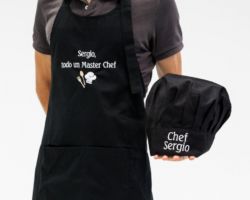 Ficha técnica del producto Pack Pechera de cocina + gorro chef,escote redondo, corporativa, publicitaria.
Pechera trabajo corporativa y Publicitaria
Tela: Pechera + gorro chef , delantal ajustable en el cuello con pasador plástico
Para mejor ajuste, disponible en tela poliéster y en tela gabardina.
Descripción: pechera mas gorro chef corporativa y publicitaria, de trabajo, fabricada en tela 100
Poliéster, tela delgada y liviana, durable, lavable, fácil de planchar, se
Encuentra disponible en más de 20 colores para elegir, se puede aplicar logo bordado y estampado.
Descripción: Pechera y o delantal publicitario de trabajo en tela gabardina composición
Algodón con poliéster, es más gruesa y se encuentra en 7 colores, se puede aplicar logo bordado y estampado
Usos: Pechera corporativa o delantal sus usos son variados, usos publicitarios para dar identidad a una marca, usos para trabajo en restaurantes, cafeterías, ferreterías, tiendas, clínicas, cocina ,de regalo corporativo etc. sus usos son variados y es para identificar a una marca y dar protección de manchas y productos.
Gorro de chef: usos para guardar el cabello,usos publicitarios y corporativos,regalos etc
Fono ventas: 227244928 +56996569117 Pechera de cocina