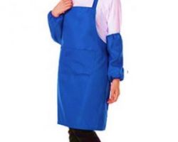 Ficha técnica del producto Pechera de cocina y trabajo,incluye mangas protectoras
Delantal corporativo, publicitario.
Pechera trabajo corporativa y Publicitaria
Tela: Pechera, delantal ajustable en el cuello con pasador plástico
Para mejor ajuste, disponible en tela poliéster y en tela gabardina.
Descripción: pechera corporativa y publicitaria, de trabajo, fabricada en tela 100
Poliéster, tela delgada y liviana, durable, lavable, fácil de planchar, se
Encuentra disponible en más de 20 colores para elegir, se puede aplicar logo bordado y estampado.
Descripción: Pechera y o delantal publicitario de trabajo en tela gabardina composición
Algodón con poliéster, es más gruesa y se encuentra en 7 colores, se puede aplicar logo bordado y estampado
Tallas de pechera: las tallas son estándar ,su uso es para hombre y mujer, también se encuentran disponibles en talla xxl si así se requiere.
Usos: Pechera corporativa o delantal sus usos son variados, usos publicitarios para dar identidad a una marca, usos para trabajo en restaurantes, cafeterías, ferreterías, tiendas, clínicas, cocina ,de regalo corporativo etc. sus usos son variados y es para identificar a una marca y dar protección de manchas y productos.
Lavados: se recomienda lavar sola sin otras prendas.
Fono ventas:22-7244928 +56996569117 pechera de trabajo