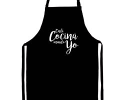 Ficha técnica del producto Pechera de cocina, corporativa, publicitaria.
Pechera trabajo corporativa y Publicitaria
Tela: Pechera, delantal ajustable en el cuello con pasador plástico
Para mejor ajuste, disponible en tela poliéster y en tela gabardina.
Descripción: pechera corporativa y publicitaria, de trabajo, fabricada en tela 100
Poliéster, tela delgada y liviana, durable, lavable, fácil de planchar, se
Encuentra disponible en más de 20 colores para elegir, se puede aplicar logo bordado y estampado.
Descripción: Pechera y o delantal publicitario de trabajo en tela gabardina composición
Algodón con poliéster, es más gruesa y se encuentra en 7 colores, se puede aplicar logo bordado y estampado
Tallas de pechera: las tallas son estándar ,su uso es para hombre y mujer, también se encuentran disponibles en talla xxl si así se requiere.
Usos: Pechera corporativa o delantal sus usos son variados, usos publicitarios para dar identidad a una marca, usos para trabajo en restaurantes, cafeterías, ferreterías, tiendas, clínicas, cocina ,de regalo corporativo etc. sus usos son variados y es para identificar a una marca y dar protección de manchas y productos.
Lavados: se recomienda lavar sola sin otras prendas.
Fono ventas:22-7244928 +56996569117 delantal personalizado chile