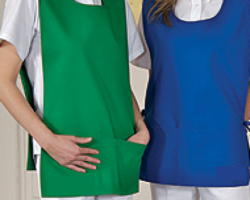 Ficha técnica del producto Peto de trabajo y social ,peto para packing y trabajo.
Pechera trabajo corporativa y Publicitaria
Tela: Peto para colecta y de trabajo sin bolsillos, ajuste amarras ,disponible en tela poliéster y en tela gabardina.
Descripción: Peto corporativo y publicitario, de trabajo, fabricada en tela 100 %
Poliéster, tela delgada y liviana, durable, lavable, fácil de planchar, se
Encuentra disponible en más de 20 colores para elegir, se puede aplicar logo bordado y estampado.
Descripción: Peto para colectas publicitario de trabajo en tela gabardina composición
Algodón con poliéster, es más gruesa y se encuentra en 7 colores, se puede aplicar logo bordado y estampado
Tallas de Peto: las tallas son estándar ,su uso es para hombre y mujer, también se encuentran disponibles en talla xxl si así se requiere.
Usos: Peto para colectas y trabajo corporativo delantal sus usos son variados, usos publicitarios para dar identidad a una marca, usos para trabajo en restaurantes, cafeterías, ferreterías, tiendas,colectas,aseo, clínicas, cocina ,de regalo corporativo etc. sus usos son variados es multiuso,ya que dependiendo de la tela cambia las características de uso, yes para identificar a una marca y dar protección de manchas y productos.
Lavados: se recomienda lavar sola sin otras prendas.
Fono ventas:22-7244928 +56996569117 delantal ajuste amarras