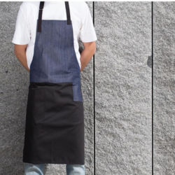 Ficha técnica: pechera de mezclilla con gabardina.
Delantal mezclilla con parte inferior en gabardina,,con tirante ajustable para mayor adaptabilidad y comodidad.
Se encuentra disponible en color azul y negro.
Usos: sus usos son varios, pechera parrillera, regalo publicitario.regalos corporativo,Ropa de trabajo,Cocina etc.
Lavados:se recomienda lavar sola sin secadora. Pechera de cocina mezclilla