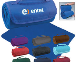 Mantenga a los clientes cómodos con estas grandes mantas personalizadas. Decora tu empresa y obsequia esta manta con tu logotipo o promoción. La manta se enrolla fácilmente, y se mantiene unida mediante un ajuste velcro, El asa o arnés adjunta facilita su transporte,ideal para regalos corporativos,ara viajes ,para regalos a nuestro equipo .