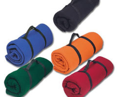 Obtén alta visibilidad a través de las frazadas con arnés para viaje,regalo ,estadio,evento,equipo,las Frazadas las puedes bordar con tu logo, Nuestras frazadas y mantas personalizadas son hechas de polar poliéster cepillado suave y están disponibles en veinte colores geniales para combinar con los colores de tu empresa o evento o logotipo corporativo. Frazada de polar