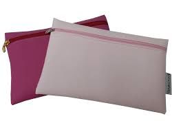 La mejor manera de proteger tus documentos,Ideal portadocumentos de material impermeable con cerrado de cierre medidas 22x16 ,amplio para guardar lo que quieras. Portadocumento